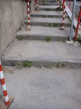 Kırmızı ve beyaz iskele eğimli bir sokakta