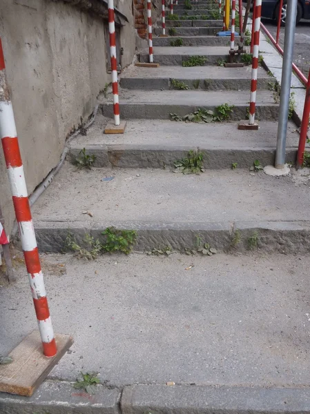 Échafaudage rouge et blanc sur une rue en pente — Photo