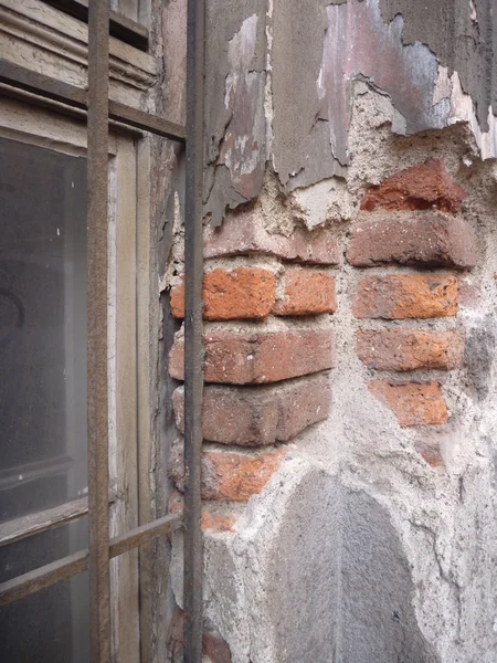Старая разрушенная стена из окна снаружи — стоковое фото