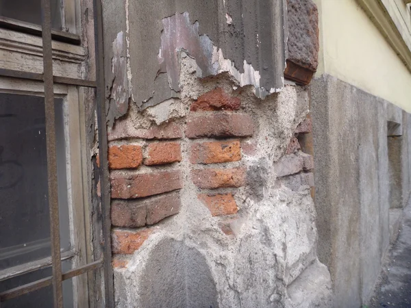 Vieux mur de fenêtre en ruine de l'extérieur — Photo