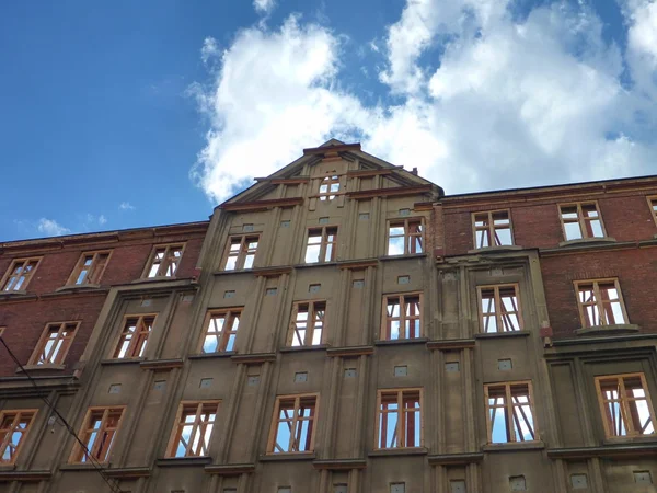 Tragende Fassade eines alten Hauses im Wiederaufbau — Stockfoto