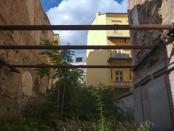 Fachada apoyada de una antigua casa en reconstrucción — Foto de Stock