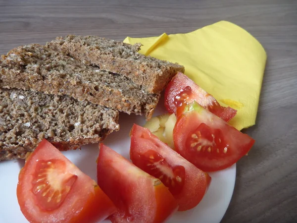 Snack con rebanadas de queso de pan y tomate — Foto de Stock