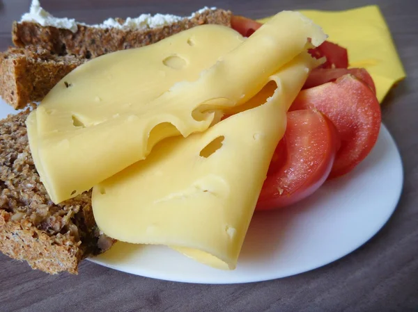 Ekmek peynir ve domates dilimleri ile snack — Stok fotoğraf