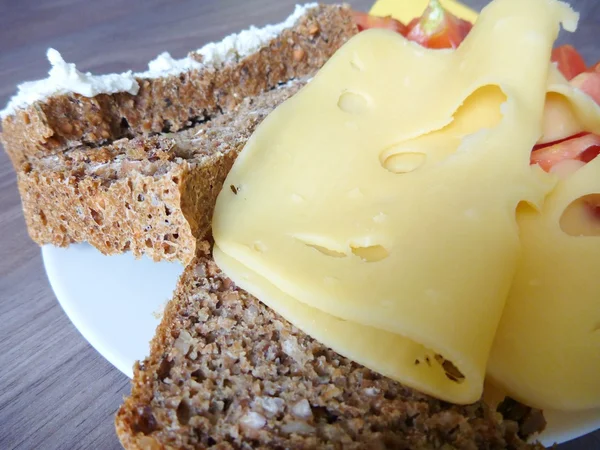 Gustare cu felii de brânză de pâine și roșii — Fotografie, imagine de stoc