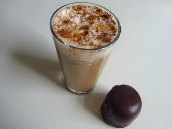 Cafe latte με λευκή coam και κρέμα γάλακτος — Φωτογραφία Αρχείου