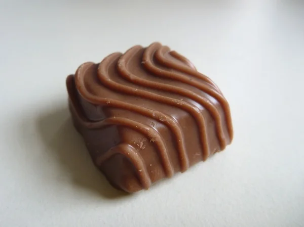 Pequeno doce de chocolate marrom decorado — Fotografia de Stock