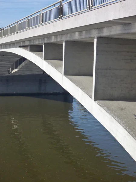 Arco di ponte in calcestruzzo riflesso nell'acqua del fiume — Foto Stock