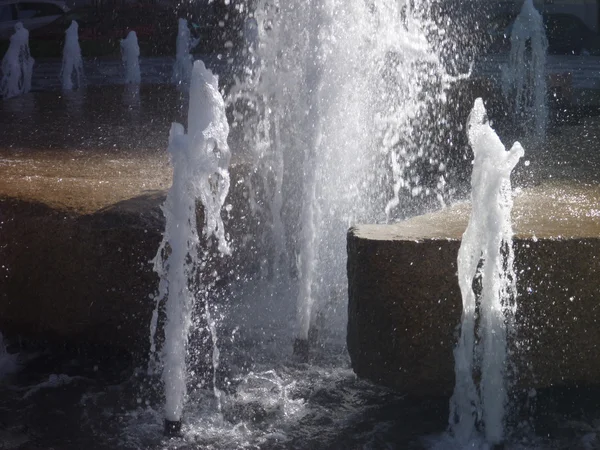 Krásná vodní fontána s čistou vodou — Stock fotografie