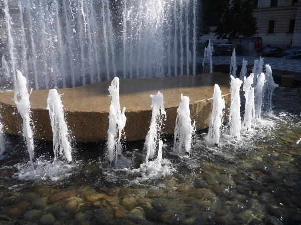 Belle fontaine d'eau avec de l'eau pure — Photo