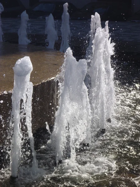 Vackra fontän med rent vatten — Stockfoto