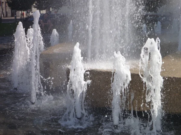 Красивий водний фонтан з чистою водою — стокове фото