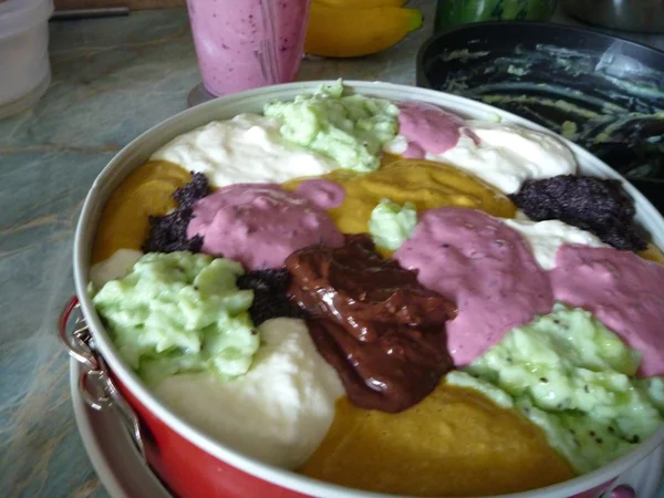 Preparação de um bolo colorido não tradicional — Fotografia de Stock