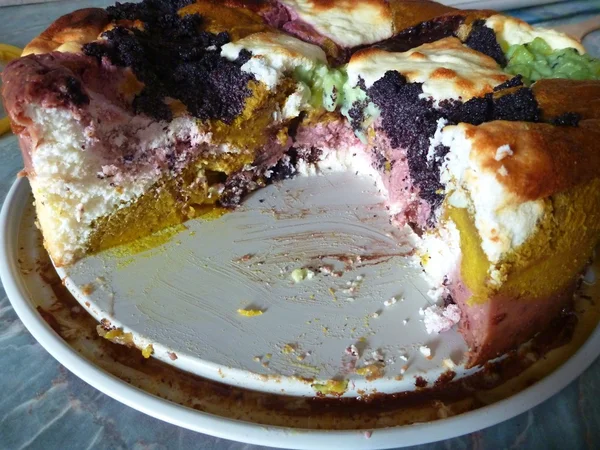 Przygotowania nietradycyjnych kolorowy tort — Zdjęcie stockowe