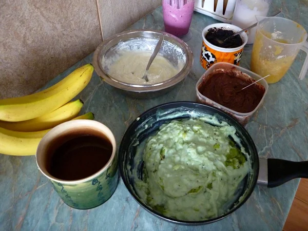 Preparação de um bolo colorido não tradicional — Fotografia de Stock