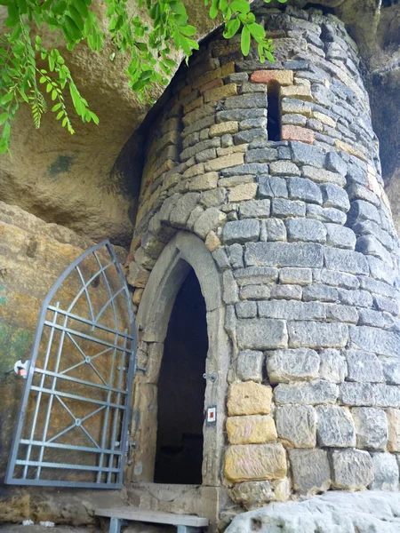 Pequeña fortaleza histórica con una torre en el norte de Bohemia — Foto de Stock