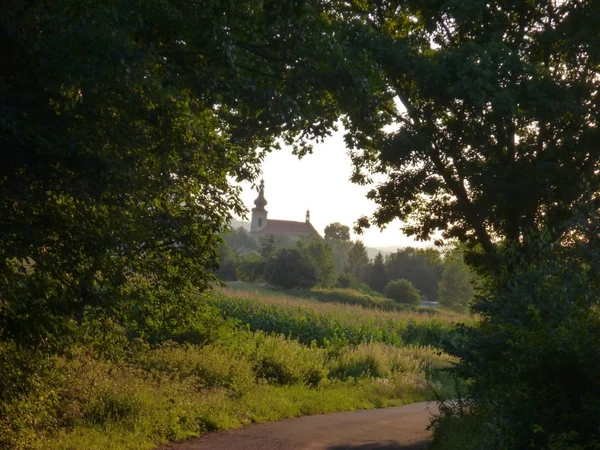 Campagna ceca con una chiesa in un villaggio — Foto Stock