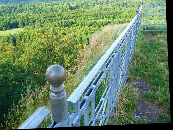 Stahlgeländer am Rande eines natürlichen Aussichtsplatzes — Stockfoto