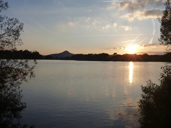 Romantikus naplemente tükröződik a tó víz — Stock Fotó