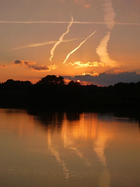 Romantischer Sonnenuntergang, der sich in einem See spiegelt — Stockfoto