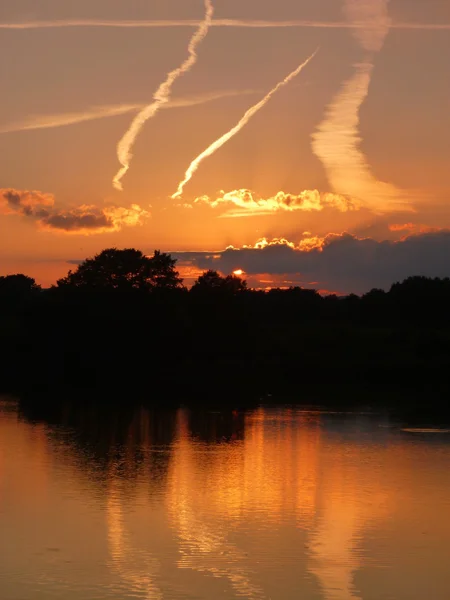 Romantischer Sonnenuntergang, der sich in einem See spiegelt — Stockfoto