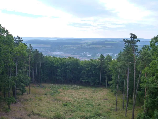 Bir gözcü beroun şehir üzerinde üzerinden Merkezi bohemia Panoraması — Stok fotoğraf