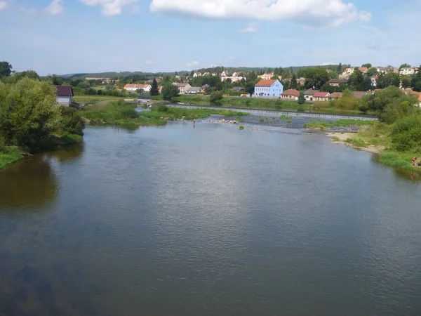Paysage tchèque avec une rivière calme — Photo