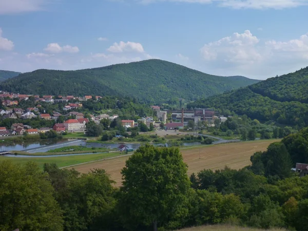 Panorama ze středních Čech z rozhledna nad městem beroun — Stock fotografie