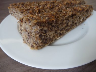 beyaz bir plaka üzerinde ev yapımı kepekli ekmek