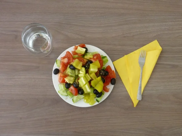 Beyaz tabakta taze sağlıklı sebze salatası — Stok fotoğraf