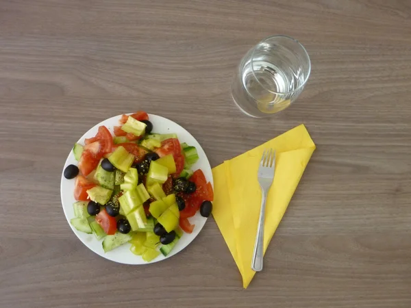 Ensalada de verduras frescas y saludables servida en un plato blanco —  Fotos de Stock