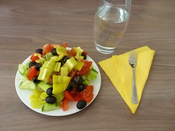 Salade de légumes frais et sains servie sur une assiette blanche — Photo