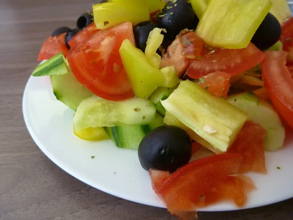 Salada de legumes fresca e saudável servida em um prato branco — Fotografia de Stock