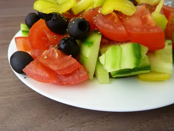 Salada de legumes fresca e saudável servida em um prato branco — Fotografia de Stock