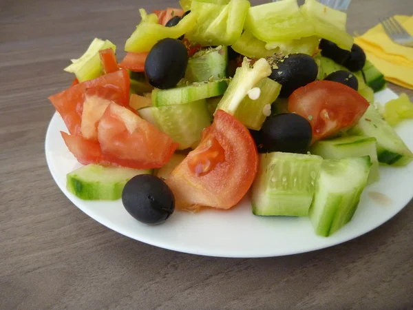 Ensalada de verduras frescas y saludables servida en un plato blanco —  Fotos de Stock