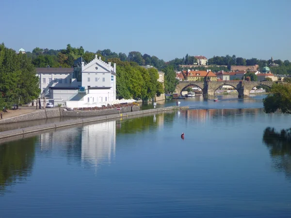 Reflejo del panorama de la ciudad de prague en el río tranquilo vltava —  Fotos de Stock