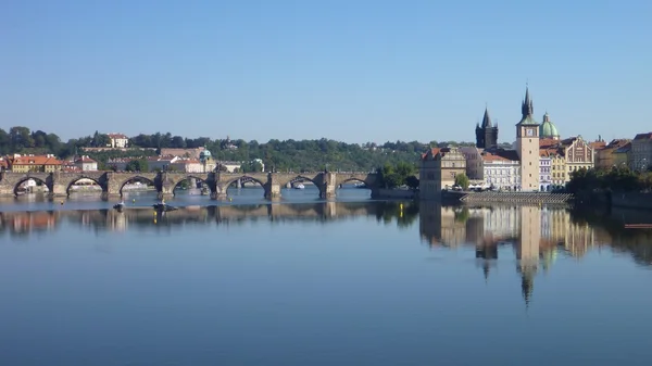 Reflektion av prague city panorama i lugna floden Moldau — Stockfoto