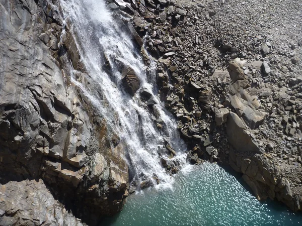 Kleiner Wasserfall fließt zu einem Damm — Stockfoto