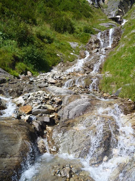 Alpbach stürzt den Felsen hinunter — Stockfoto