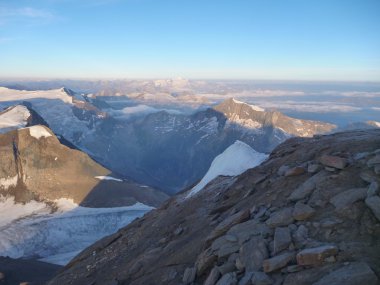 Avusturya Alpleri 'ndeki Wiesbachhorn dağında gündoğumu