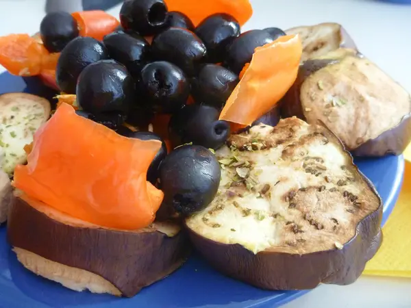 Aubergine med peppar och svarta oliver sallad — Stockfoto