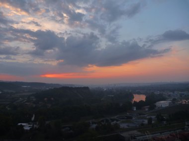 Prag şehir üzerinde güzel gündoğumu