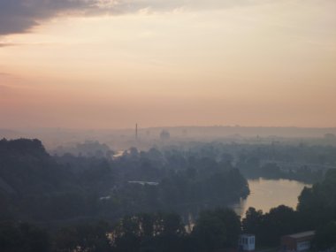 Prag şehir üzerinde güzel gündoğumu