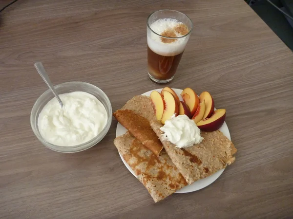 Vollkornpfannkuchen mit Sahne und Früchten — Stockfoto