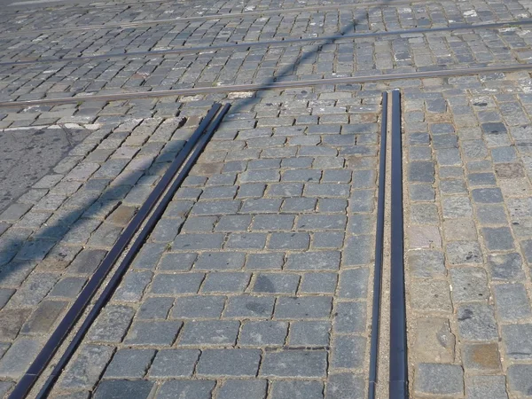 Straßenbahnlinien kreuzen auf Kopfsteinpflaster — Stockfoto