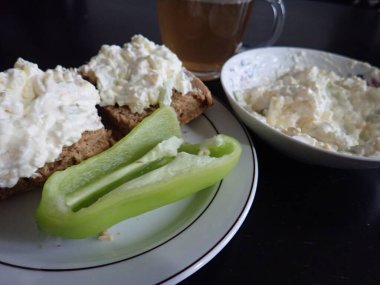 Tabakta servis edilen taze ekmek ve peynir tabağı.