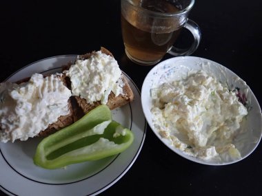 Tabakta servis edilen taze ekmek ve peynir tabağı.