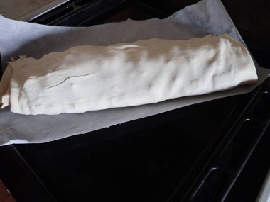 Mutfakta ev yapımı elmalı turta hazırlıyorum.