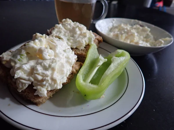 Vers Brood Een Snack Basis Van Kaas Geserveerd Een Bord — Stockfoto