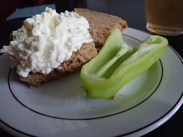 Vers Brood Een Snack Basis Van Kaas Geserveerd Een Bord — Stockfoto